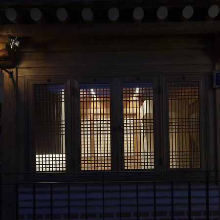 The Korean Traditional Hanok In Downtown Seoul For Convenient Public Transportation - Seoul Ari Экстерьер фото